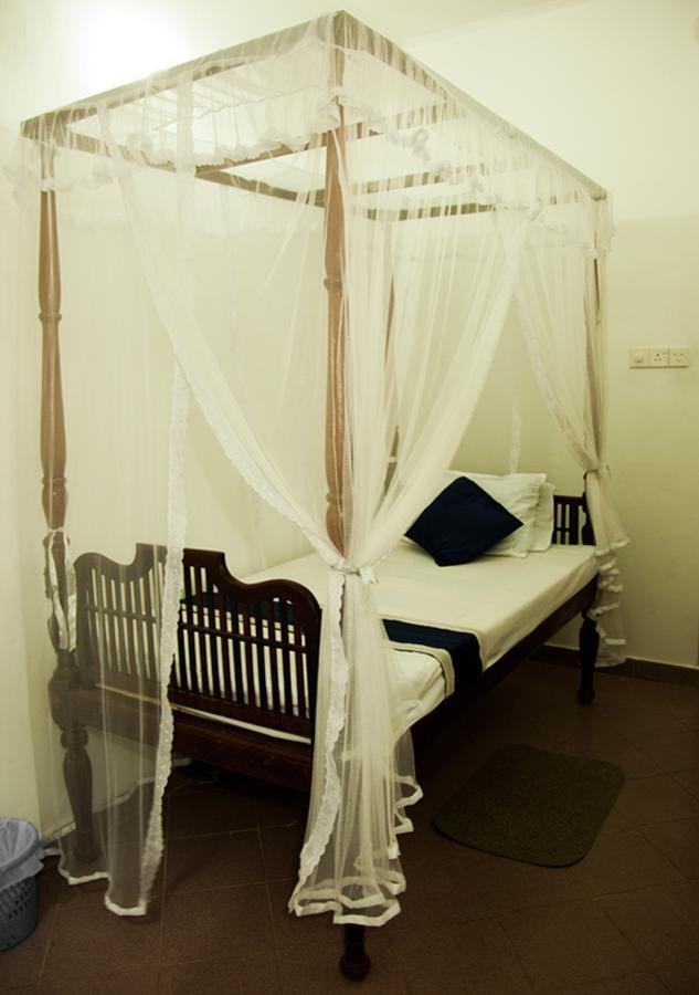 Colombo Lavinia Beach Hostel Dehiwala-Mount Lavinia Exteriör bild